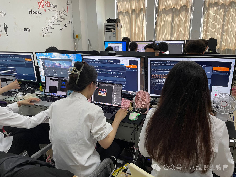 八維職業(yè)學校國際新媒體專業(yè)短期直播運營管理實戰(zhàn)招生