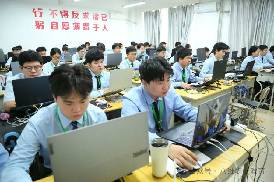八維職業(yè)學(xué)校高質(zhì)量就業(yè)的綠色通道引領(lǐng)畢業(yè)生邁向輝煌職場(chǎng)