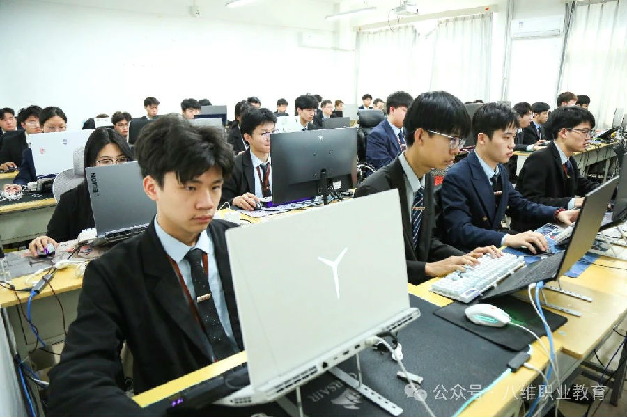 八維職業(yè)學(xué)校高質(zhì)量就業(yè)的綠色通道引領(lǐng)畢業(yè)生邁向輝煌職場(chǎng)