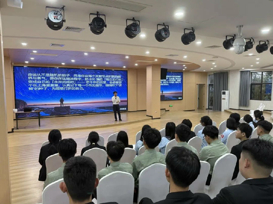八維職業(yè)學(xué)校開啟職業(yè)教育新紀元塑造未來職場精英的搖籃