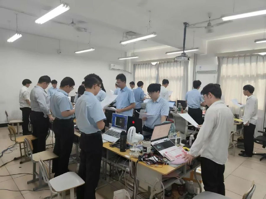 八維職業(yè)學(xué)校解鎖人工智能黃金四類項(xiàng)目賽道鑄就未來(lái)科技精英的搖籃